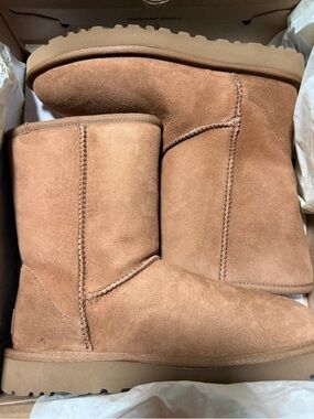 UGG Classic Short II Boots Chestnut Size 7 NWT Box